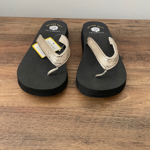 Yellow box Mellow Mat flip flops with metallic gold straps. Size 7.5, NWT - Picture 4 of 6